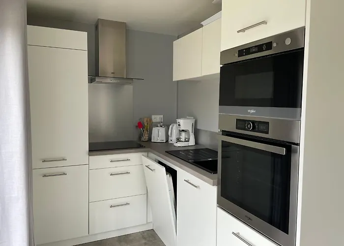 In A Calm And Relaxing Setting With Heated Swimming Pool And Jacuzzi Casa de hóspedes