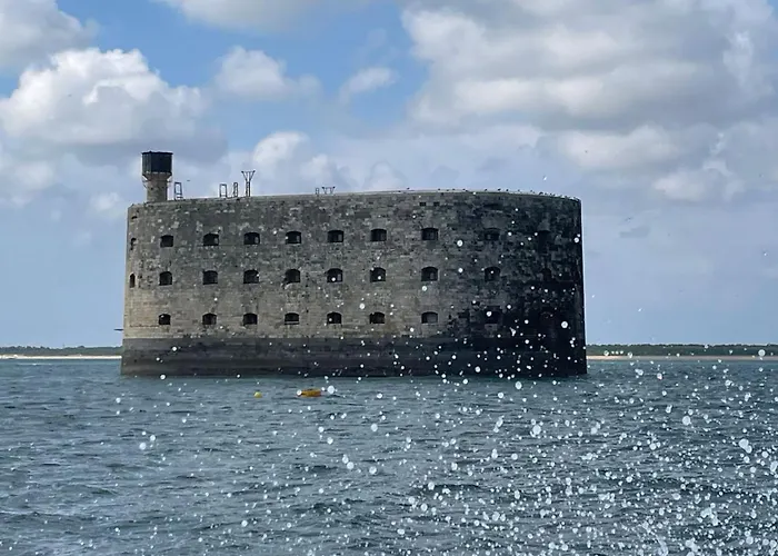 In A Calm And Relaxing Setting With Heated Swimming Pool And Jacuzzi 3* Les Mathes